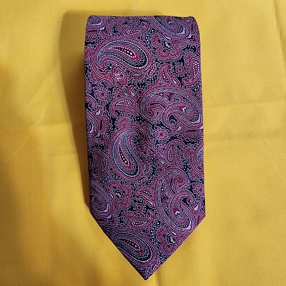 Vintge Satya Paul Tie, 100% silk. black and red, 58x3.5 in